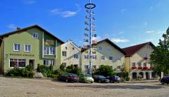 Grossansicht in neuem Fenster: Marktplatz mit Maibaum